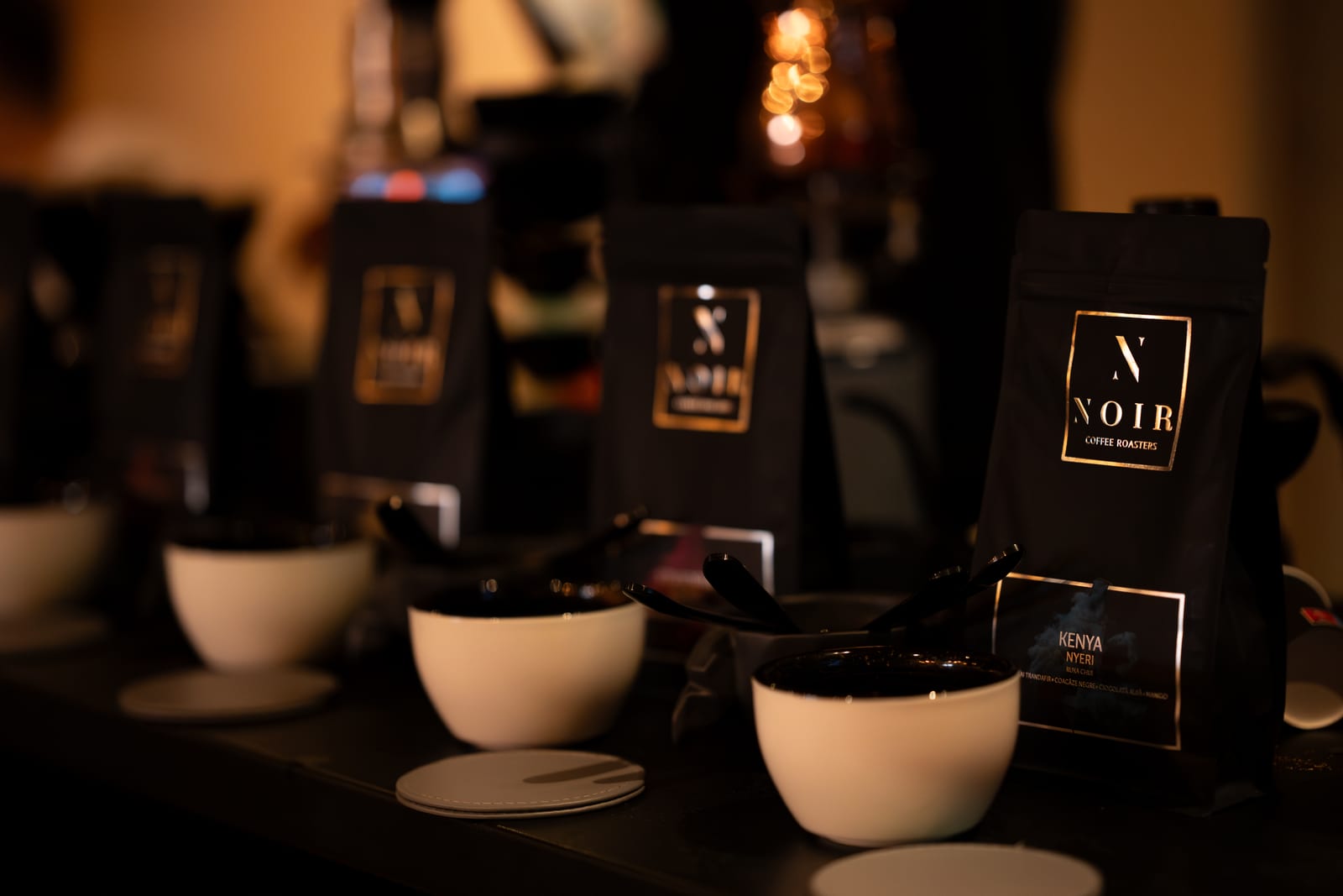 Participanți la Atelierul de Cafea degustând cafea de specialitate