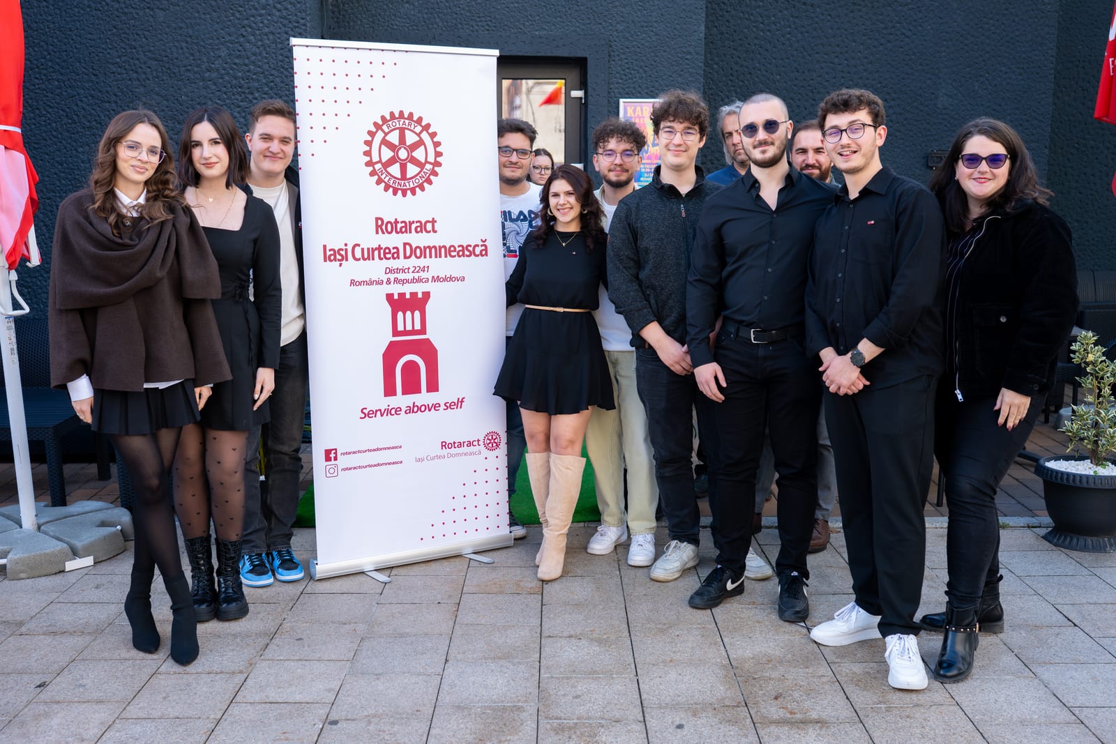 Barista NOIR Coffee Roasters prezentând metode de preparare